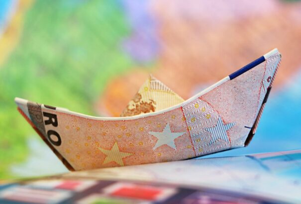 Esik az euró a dollárhoz képest – a piac infláció elleni szigorítást várt, laza mellébeszélést kapott az EKB-tól