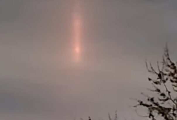 Vörös fényoszlop jelent meg az égen a világ több pontján