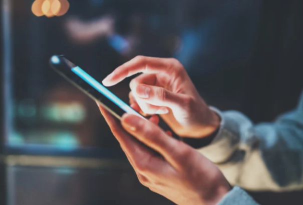 AKO-felmérés: Tízből hat ember úgy gondolja, hogy a többség nem tud különbséget tenni a valós hír és az álhír között