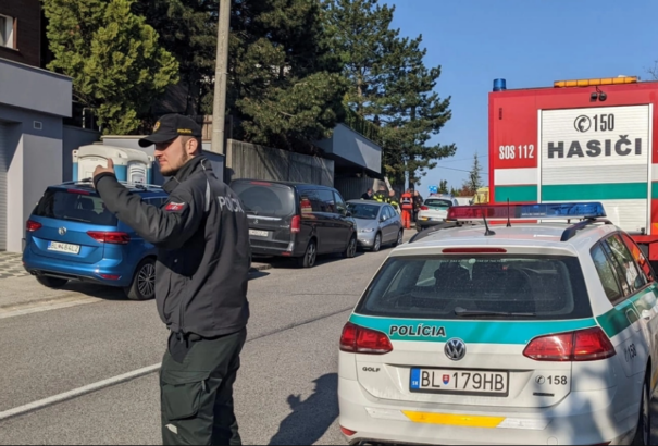 Vegyvédelmisek is kiszálltak a pozsonyi luxusvillához. Egy halottról és négy sérültről szólnak a hírek