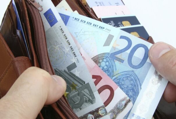 Felmérés: A szlovákiaiak fele olcsóbb élelmiszert vásárol és gondja van a számlák fizetésével