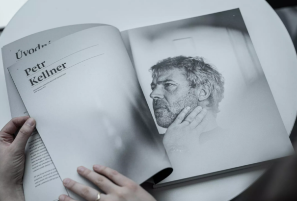 Az alaszkai bíróságtól kéri férje balesetének újravizsgálatát az elhunyt cseh milliárdos felesége