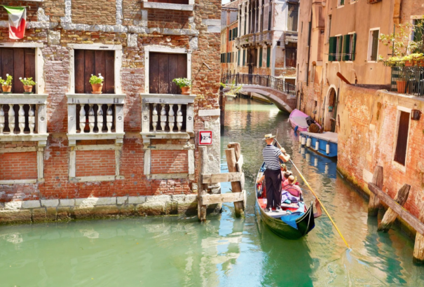 Velencében foglalási rendszert és belépőt vezetnek be a turistáknak