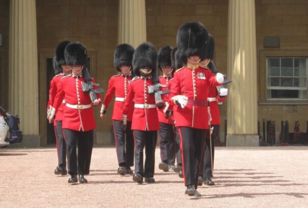 Letartóztatták a II. Erzsébet királynő testőrségéhez tartozó ír gárda hat tagját