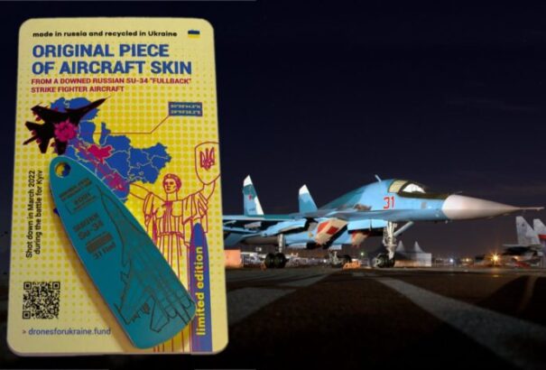 Lelőtt orosz vadászbombázó darabjaiból készít szuvenírt egy ukrán vállalkozó