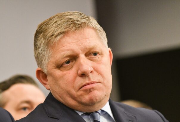Már tudni lehet, mikor szavaznak végre a képviselők Robert Fico kiadásáról
