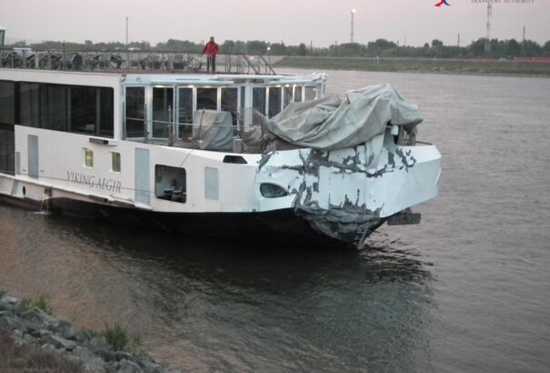 A komáromi vasúti híd pillérének ütközött egy kirándulóhajó