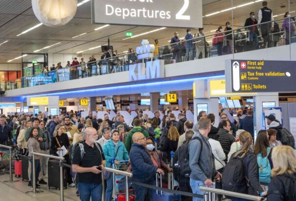 Folytatódik a reptéri káosz: törölt járatok, felfüggesztett jegyvásárlás, hosszú sorok