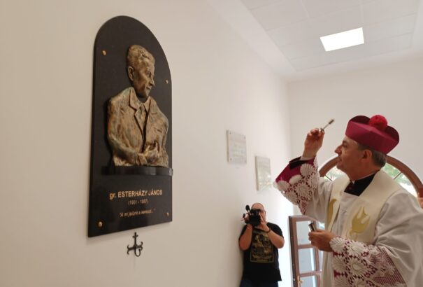 Mert a mi jövőnk a mi gyermekeink: Esterházy-emlékünnepet tartottak a komáromi Marianum Egyházi Iskolaközpontban