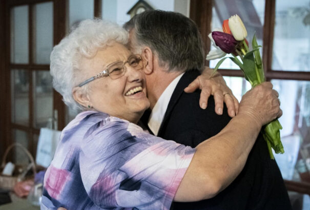 Tulipáncsokorral köszöntötte az édesanyját Orbán Viktor anyák napján