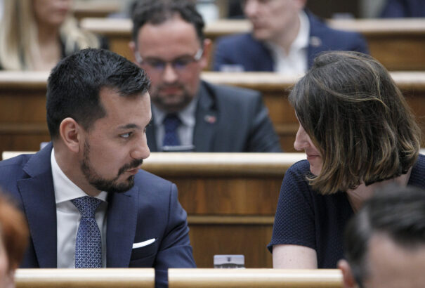 Ki érti ezt? Az SaS módosításokat csatol az inflációs csomaghoz, de nem fogja őket megszavazni