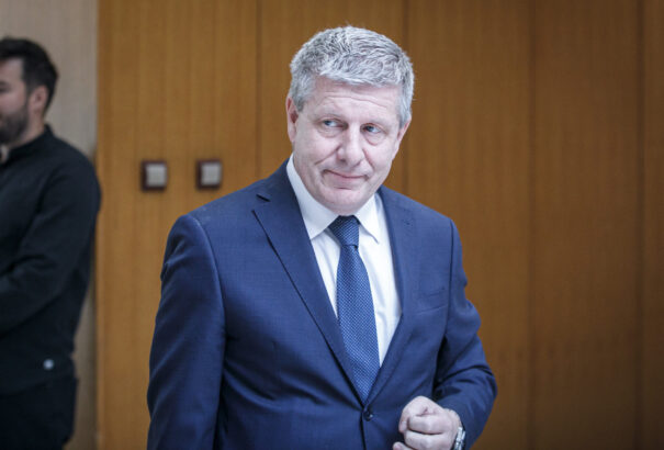 Lengvarský négy év alatt 4-5 kórházat akar felhúzni, de még a helyük sincs meg, hiányzik a projektdokumentáció is