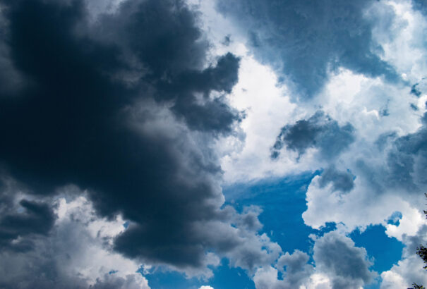 Túlnyomóan felhős időnk lesz, országszerte zivatarok várhatók