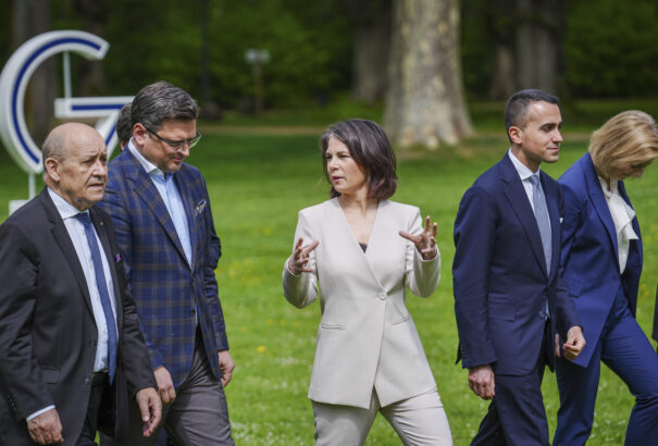 Kuleba a G7-országoknak: Az elkobzott orosz vagyon segíteni fog Ukrajna újjáépítésében