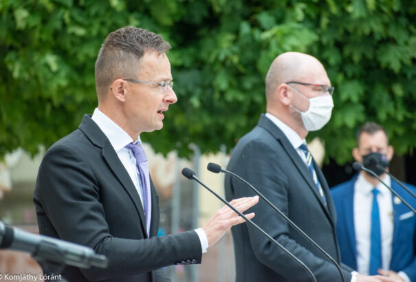 Szlovákia és Magyarország ugyanazt mondja: fizikai lehetetlenség egyik napról a másikra leválni az orosz kőolajról