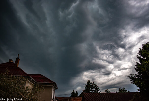 Megérkezett a viharzóna, a délnyugati országrészen vonul át a zivatarlánc