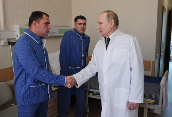 Putyin először látogatott meg sebesült katonákat a háború kezdete óta