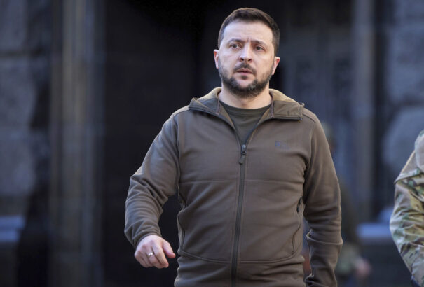 Zelenszkij: Nem kaptunk elég fegyvert Mariupol ostromának feloldásához