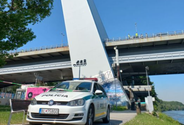 Leugrott egy férfi a pozsonyi SzNF hídról