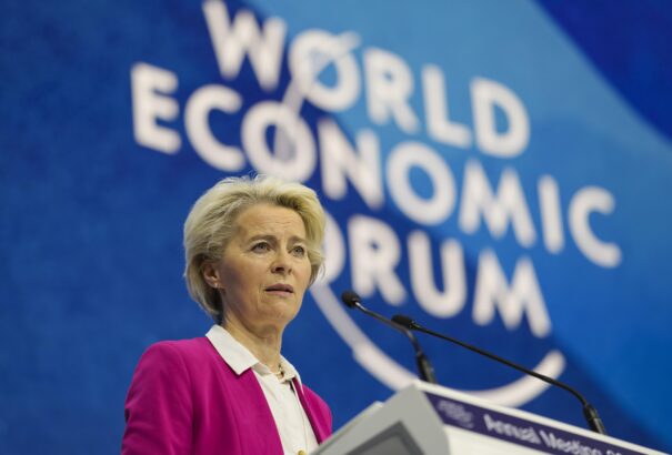 Von der Leyen Davosban: Valószínűleg nem lesz megállapodás az olajembargóról az EU-csúcson