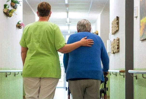 Görbebotjával verte végig szlovákiai ápolóját az osztrák nyugdíjas. A nő kórházba került