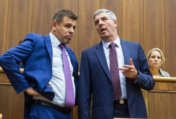 Solymos (Most-Híd) Fico maffiaállamát védi, Rigó nyilvánosan, gőgösen ismét Berényit támadja