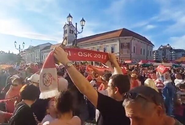 Több ezren ünnepelték Sepsiszentgyörgy főterén a kupagyőztes futballcsapatot – videó