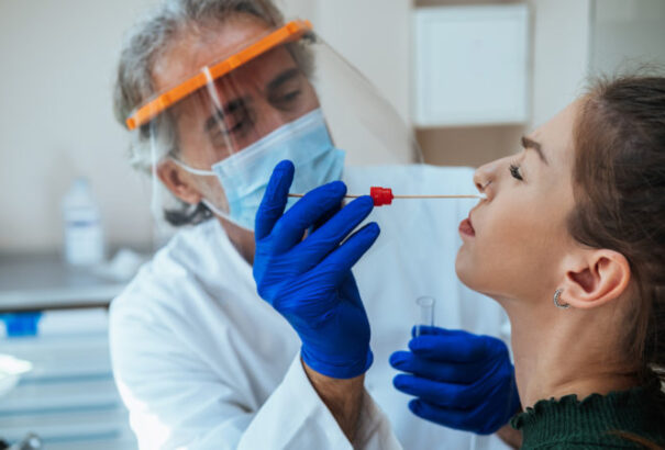 Szerdától már csak a 60 év felettieknek és orvosi ajánlás alapján ingyenes a PCR-teszt