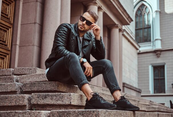 Hogyan párosítsd divatos sneakereket fekete férfi nadrággal?
