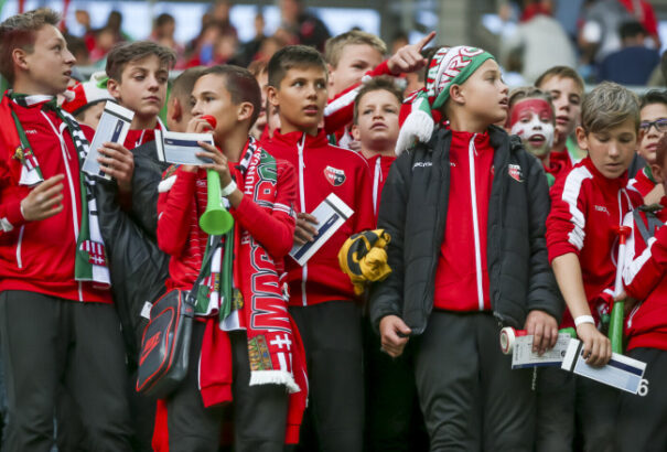 Magyar-angol: Gyerekekkel telhetnek meg a Puskás Aréna lelátói