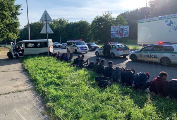 Autós üldözés Pozsonyban – 35 illegális migránst kergettek, majd fogtak el a rendőrök (Videó)