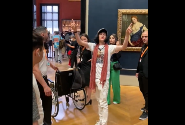 Egy kerekesszékes, nőnek öltözött férfi tortát hajított a Mona Lisa festményre (videók)