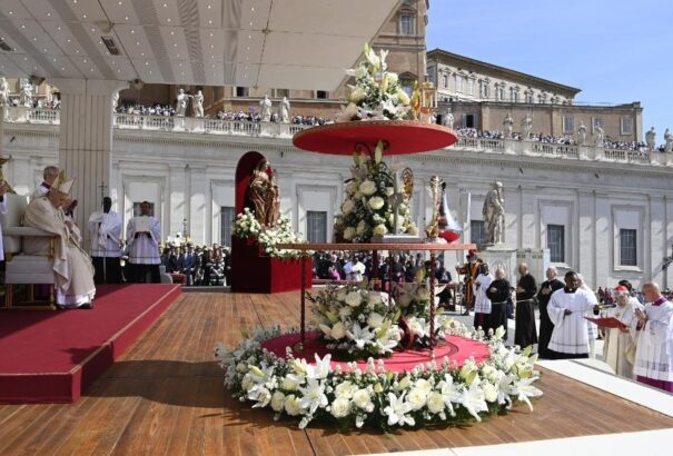 Ferenc pápa szerint a szentek megoldást mutatnak háborús időkben is