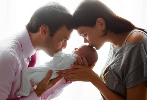 Újonnan az apák két hét fizetett szabadságot vehetnek ki gyermekük születése után