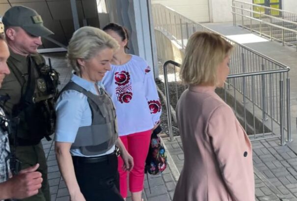 Ursula von der Leyen Kijevben tárgyal az ukrán EU-tagságról