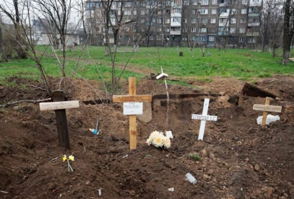 Mariupol: Megkezdték a közterületeken eltemetett holttestek exhumálását
