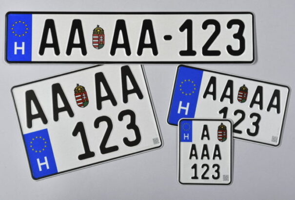 Júliustól jönnek az új magyar rendszámtáblák
