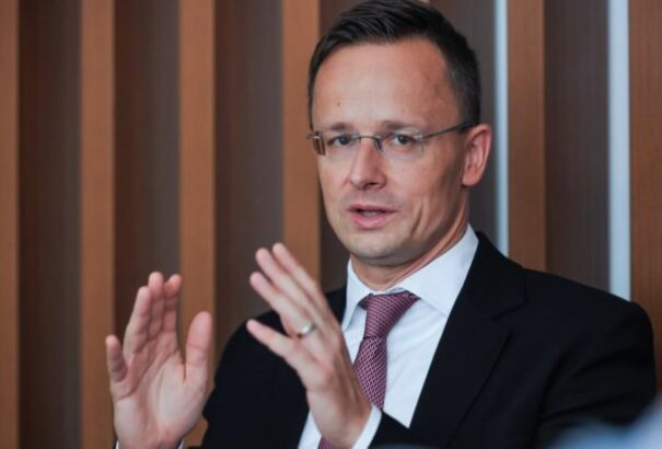 Szijjártó: Magyarország egyszerre áll nyomás alatt keletről és délről