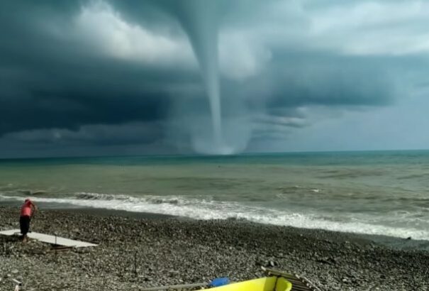 Hatalmas víztölcsér alakult ki Szocsi partjainál (+videó)