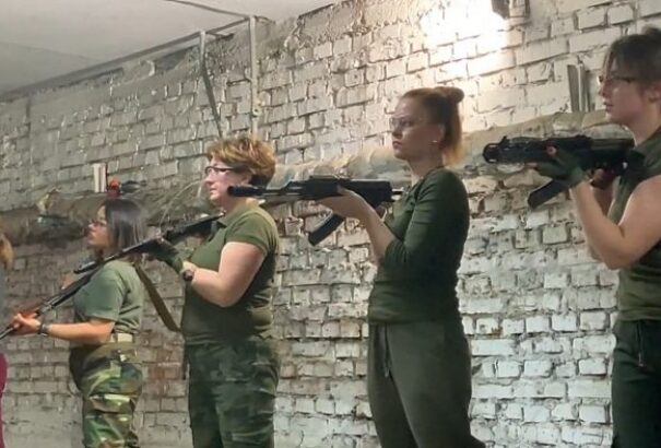 Utcai harcokra készítik fel a nőket Zaporizssjában