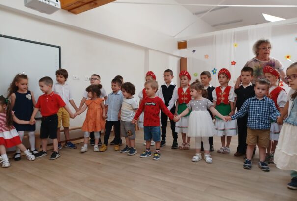 Aprócska előadók palotás tánccal tették emlékezetessé a felújított Ferences barátok Utcai Óvoda ünnepi rendezvényét