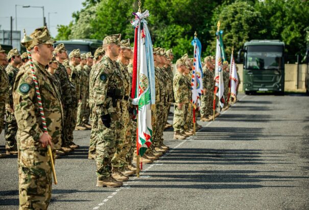 Felmérés: Tízből hat magyar harcolna Magyarországért támadás esetén