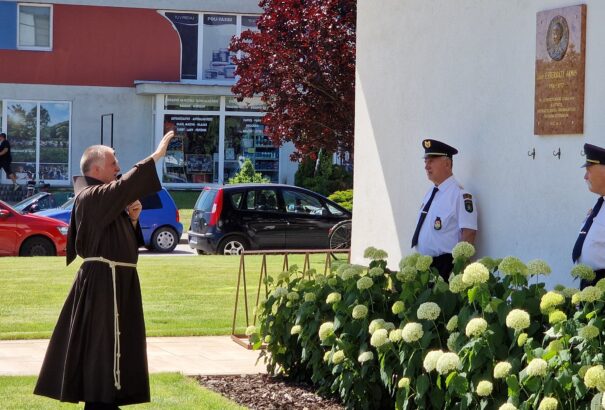 Böjte Csaba ferences rendi szerzetes áldotta meg Esterházy János emléktábláját Bátorkeszin