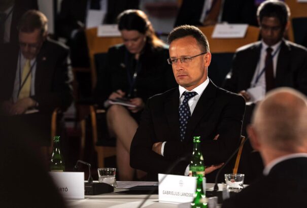 Szijjártó: globális Kelet-Nyugat együttműködésre van szükség