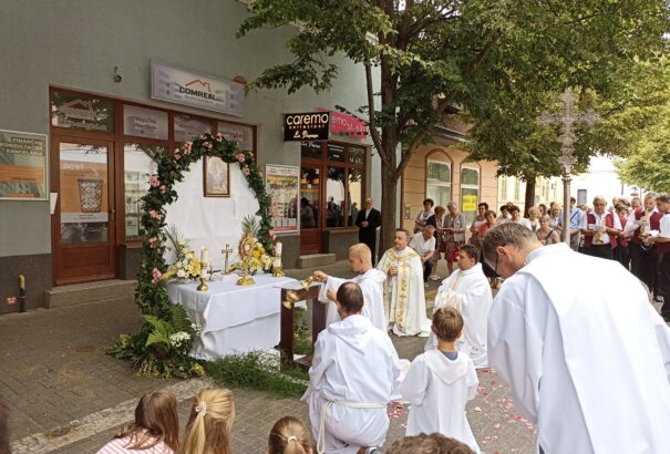Virágdíszes körmenettel ünnepelték az Úr napját Komáromban