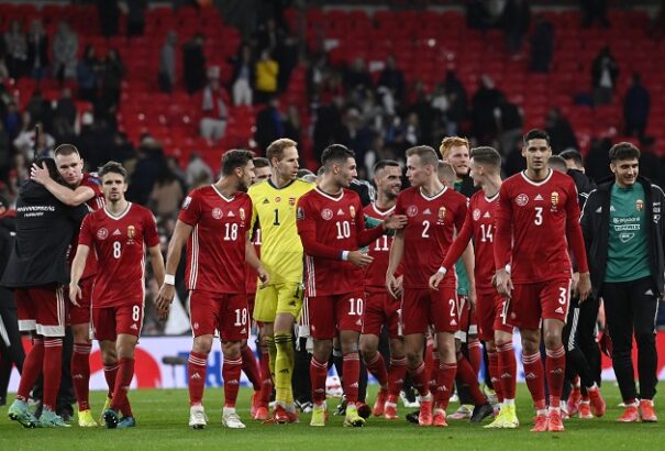 Magyar-angol: Több mint 30 ezer gyerek előtt lépnek pályára Szoboszlaiék