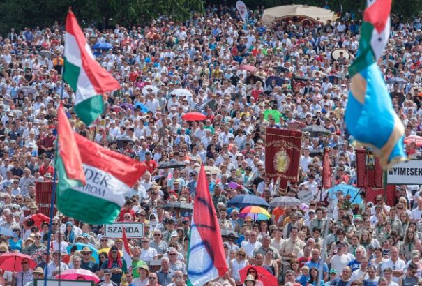 Felemelő pillanatok: Így énekelték a magyar és a székely himnuszt a csíksomlyói hegynyeregben (videó)