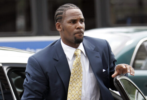Szexuális zaklatásért harminc év börtönre ítélték R. Kelly R&B énekest