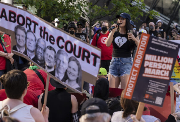 Őrjöngenek az ultraliberálisok, eltörölték az abortusz alkotmányos szabályozását az USA-ban