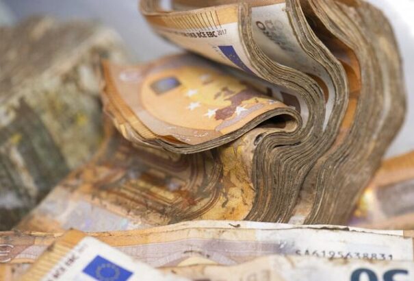 404,64 forintos, történelmi csúcson az euró-forint árfolyam